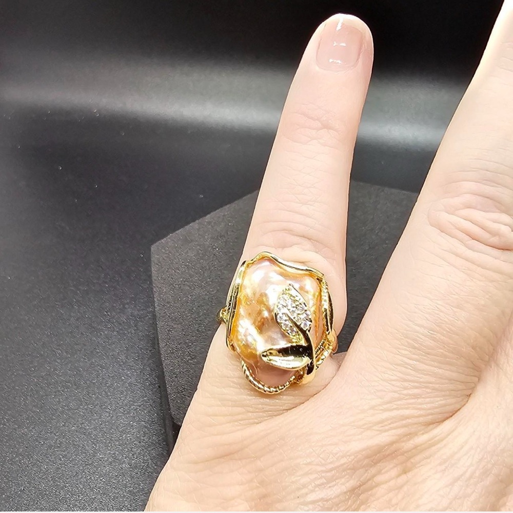 Elegant Gold and Pearl Ring